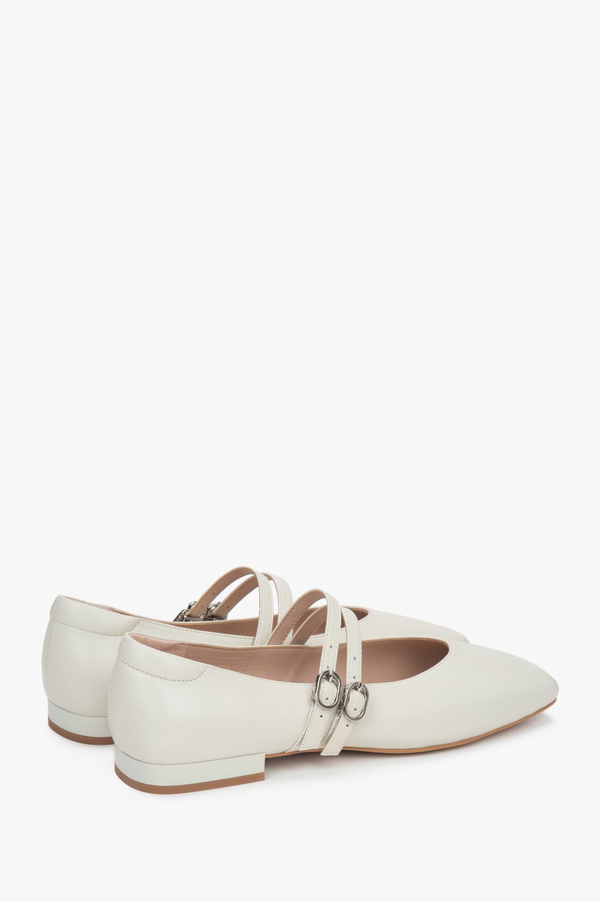 Versatile white Estro women's ballet flats, made of genuine leather and set on a stable, low heel.