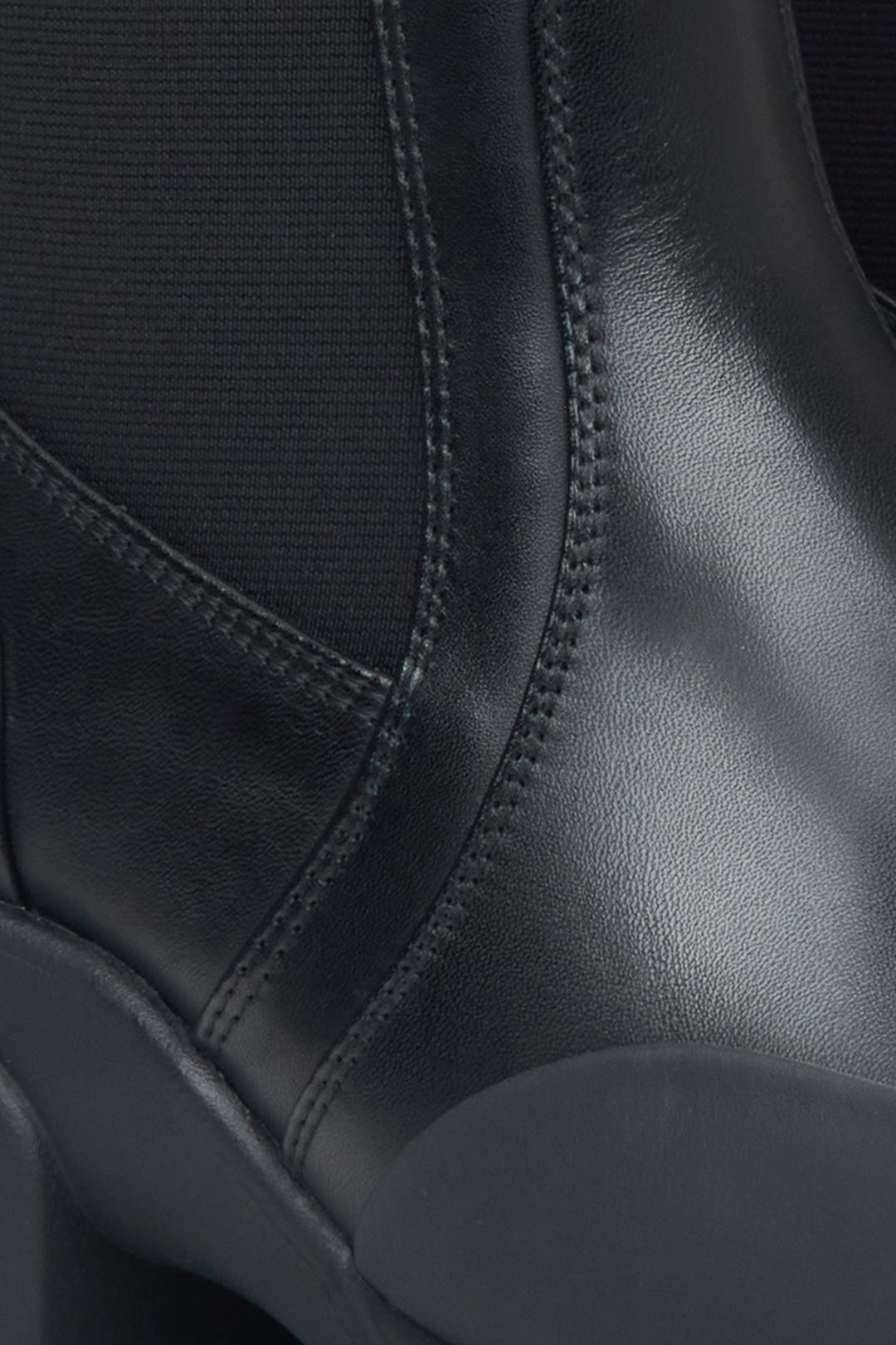 Black women's Chelsea boots made of natural leather by Estro – close-up of the details.