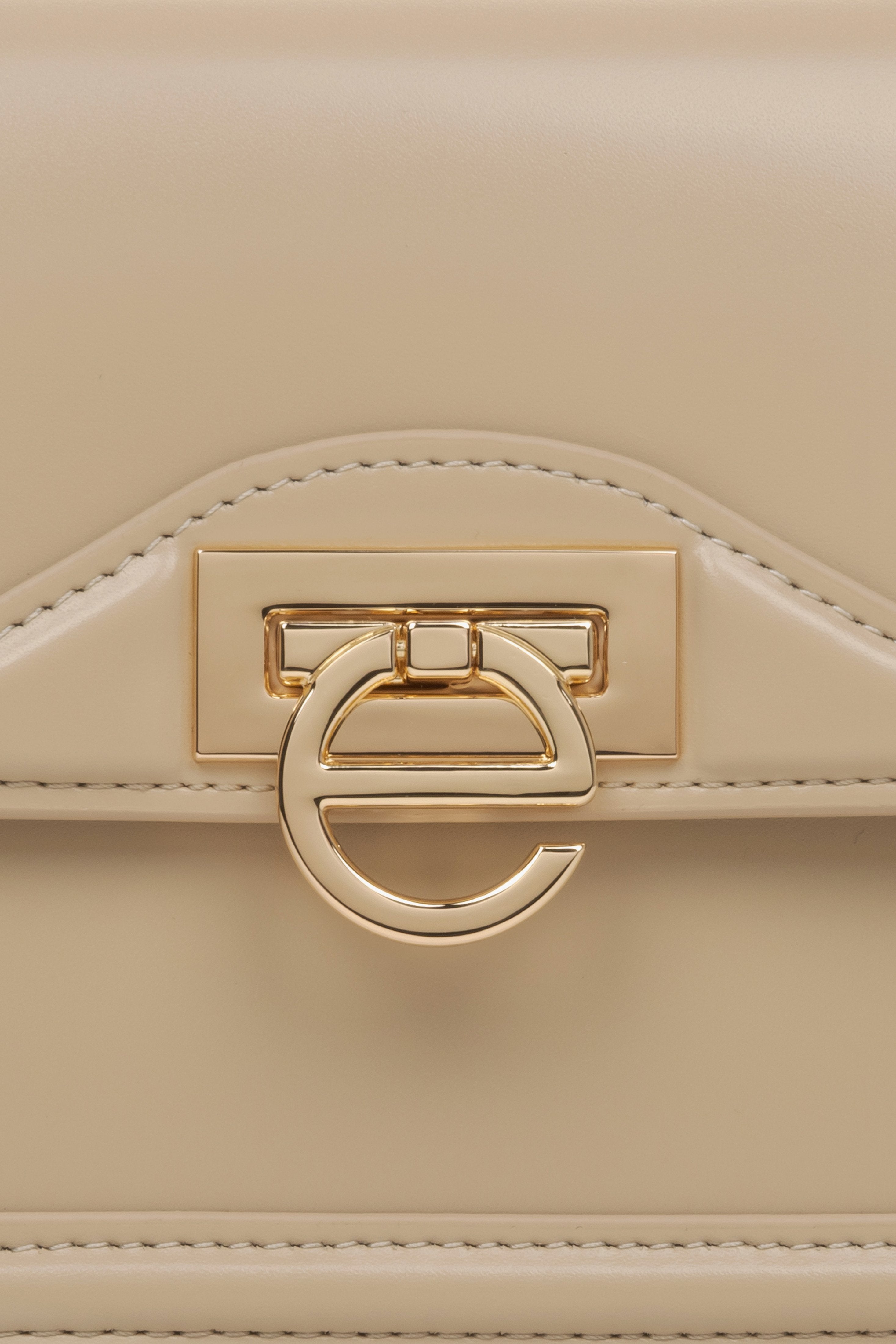 Small beige leather women's handbag by Estro - details.