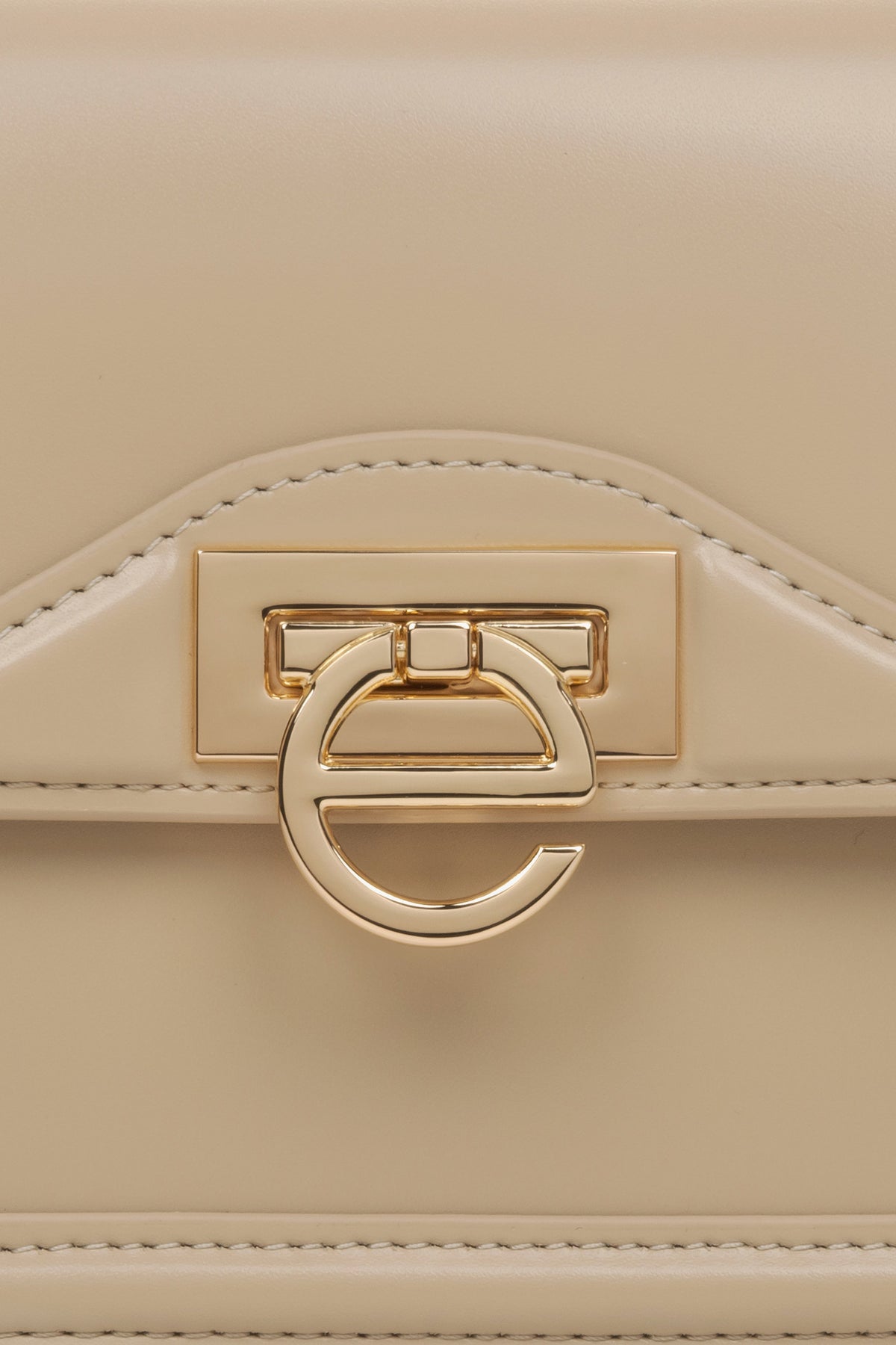 Small beige leather women's handbag by Estro - details.