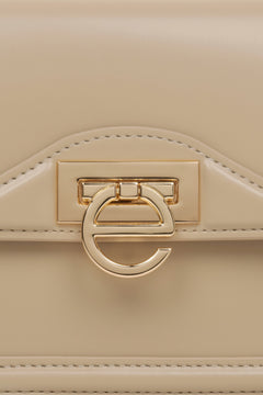 Small beige leather women's handbag by Estro - details.
