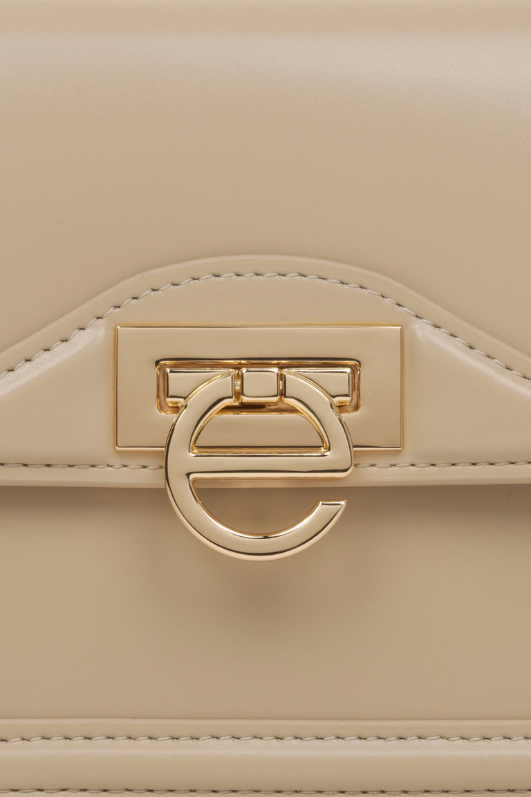 Small beige leather women's handbag by Estro - details.