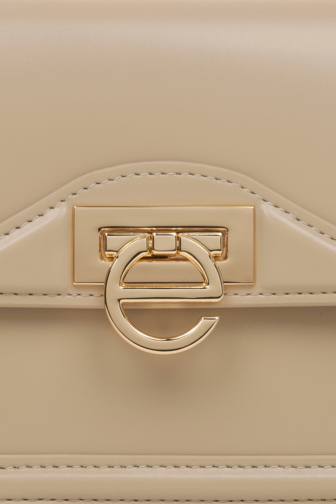 Small beige leather women's handbag by Estro - details.