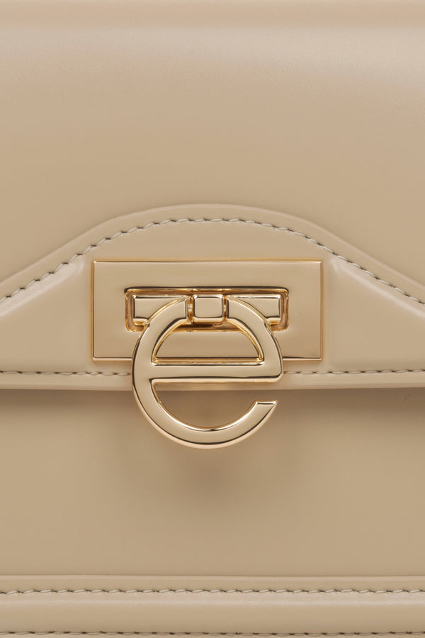 Small beige leather women's handbag by Estro - details.