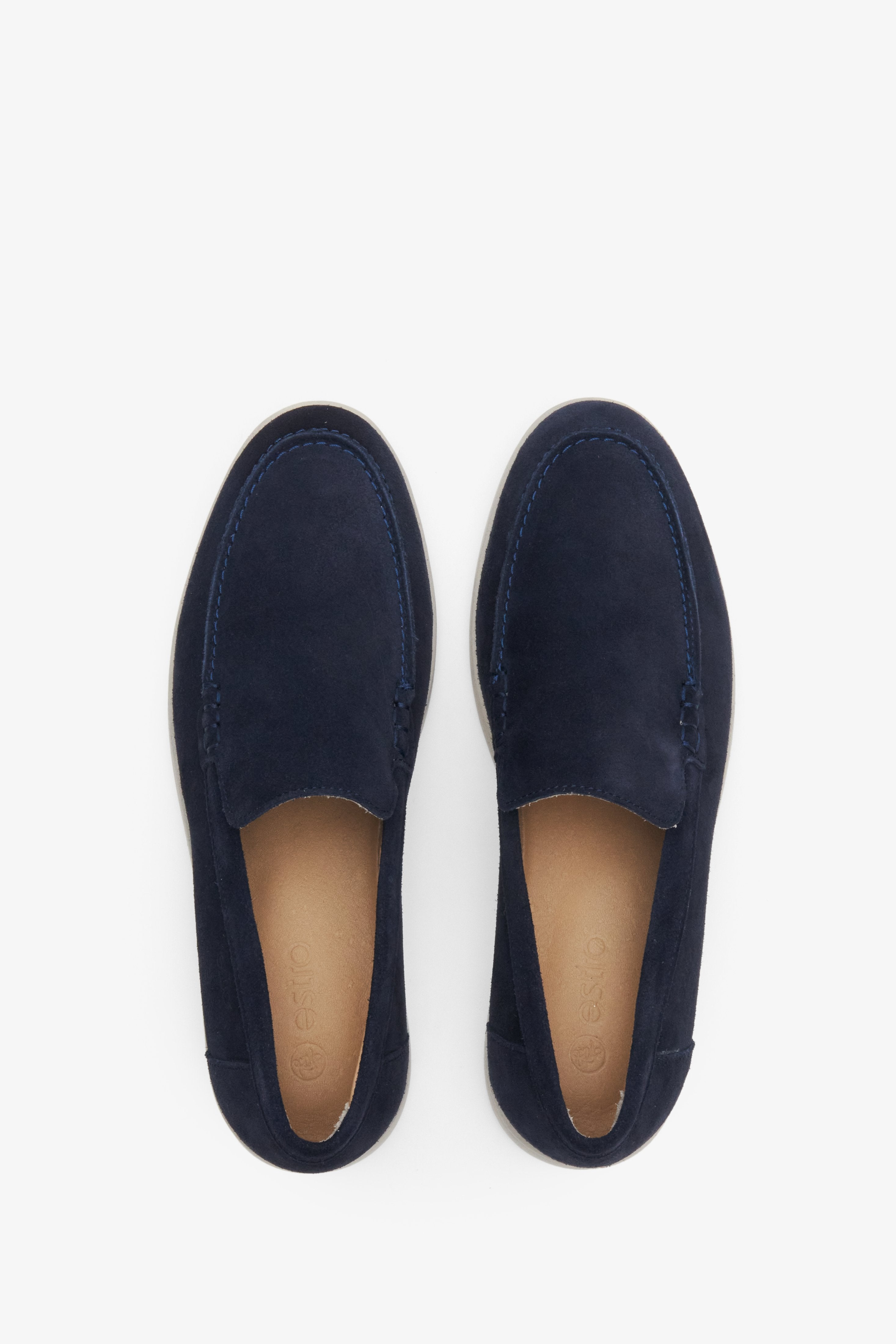 Women's loafers in navy blue velour - presentation of the shoe from above.