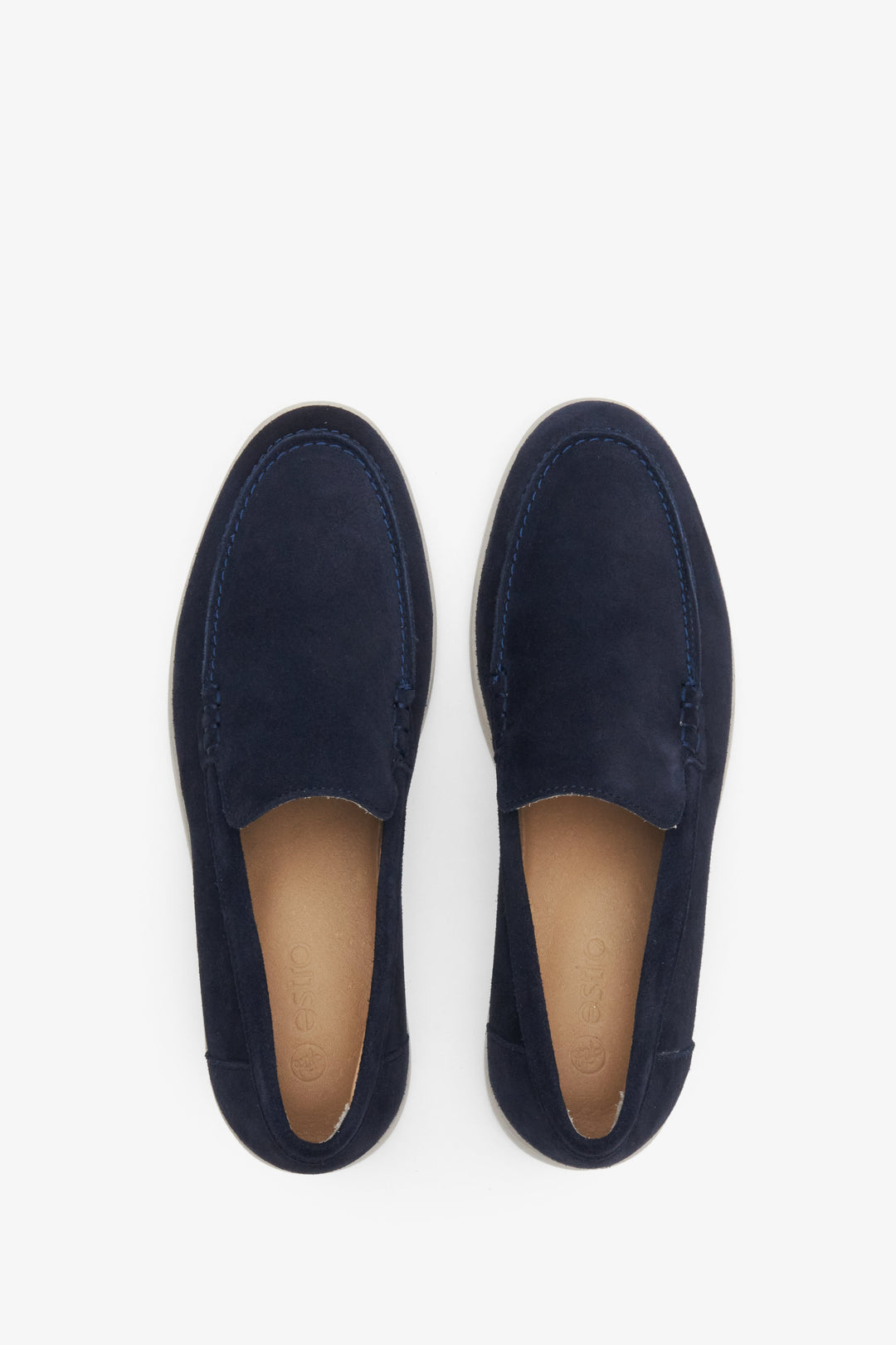 Women's loafers in navy blue velour - presentation of the shoe from above.