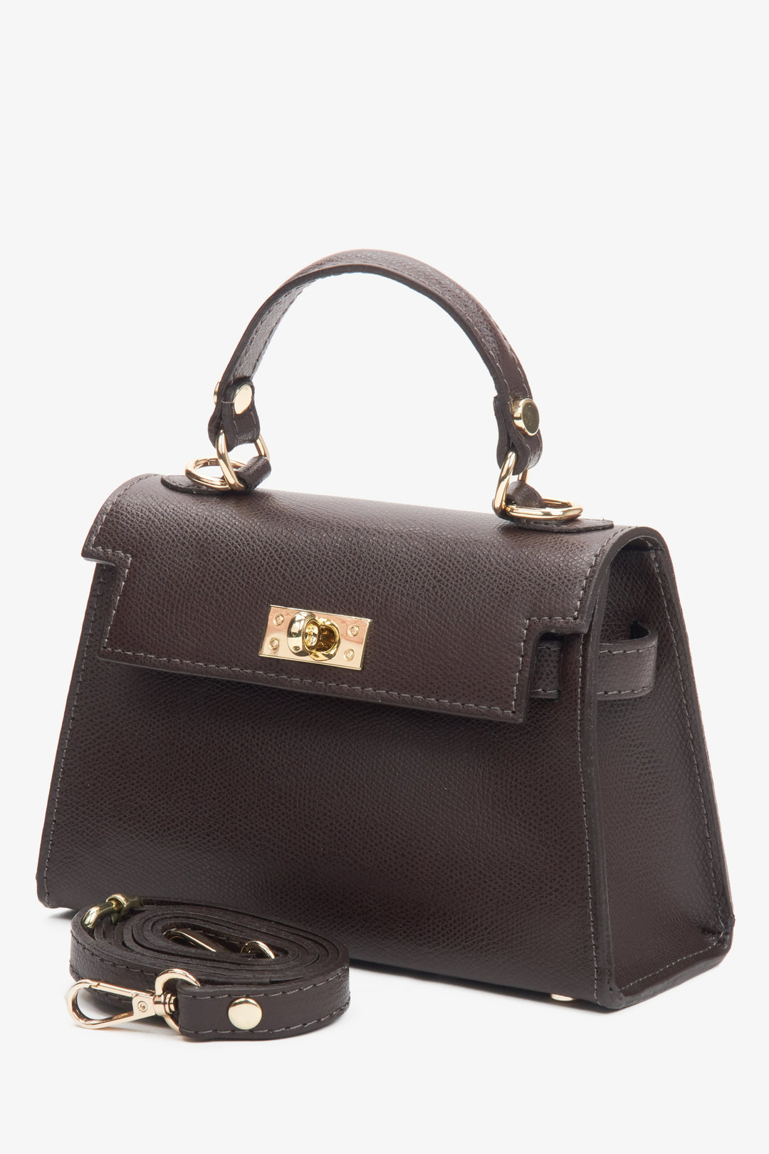 Estro structured handbag made of natural leather with an adjustable strap in dark brown.