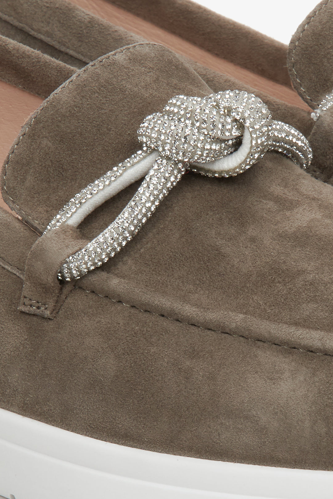 Estro women's grey and brown velour moccasins - close-up on the decorative bow.