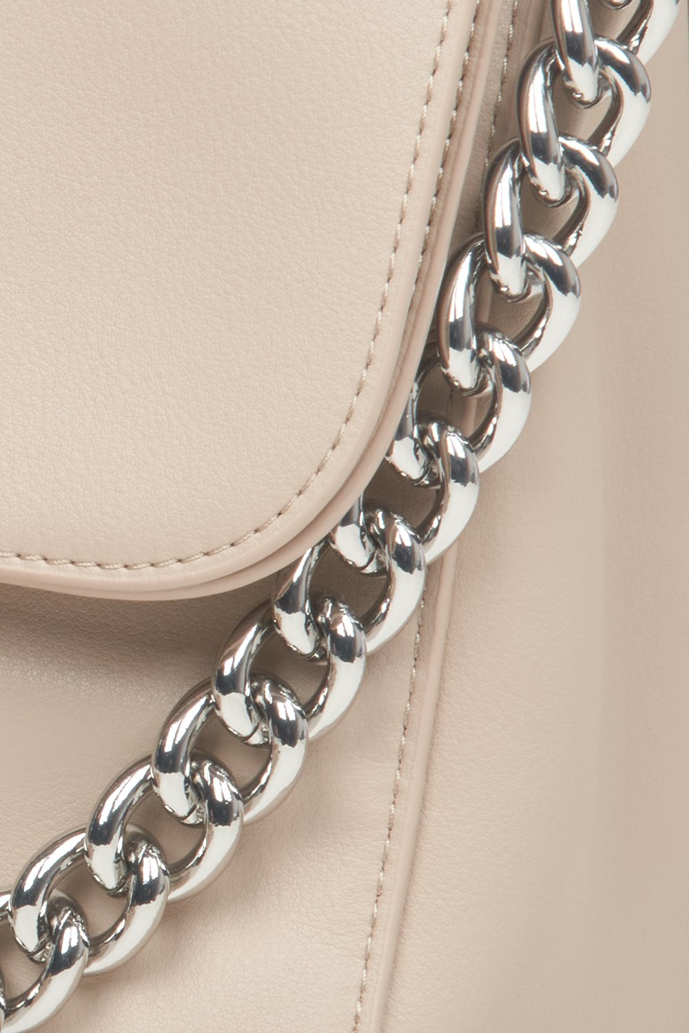 Women's light beige handbag made of genuine leather Estro with a chain - close-up of the interior of the model.