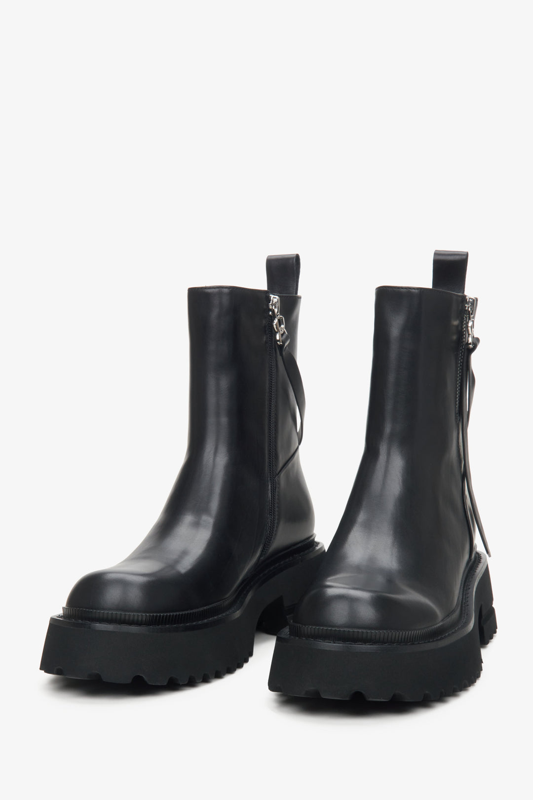 Women's boots made of genuine leather in black by Estro - presentation of the toe.