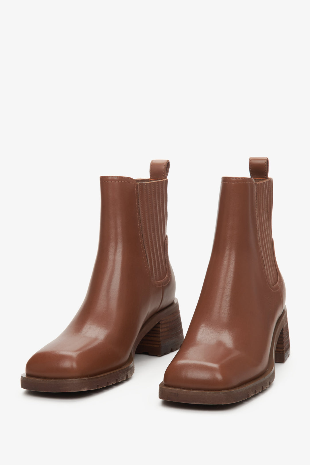 Women's low-heeled chelsea boots in brown.