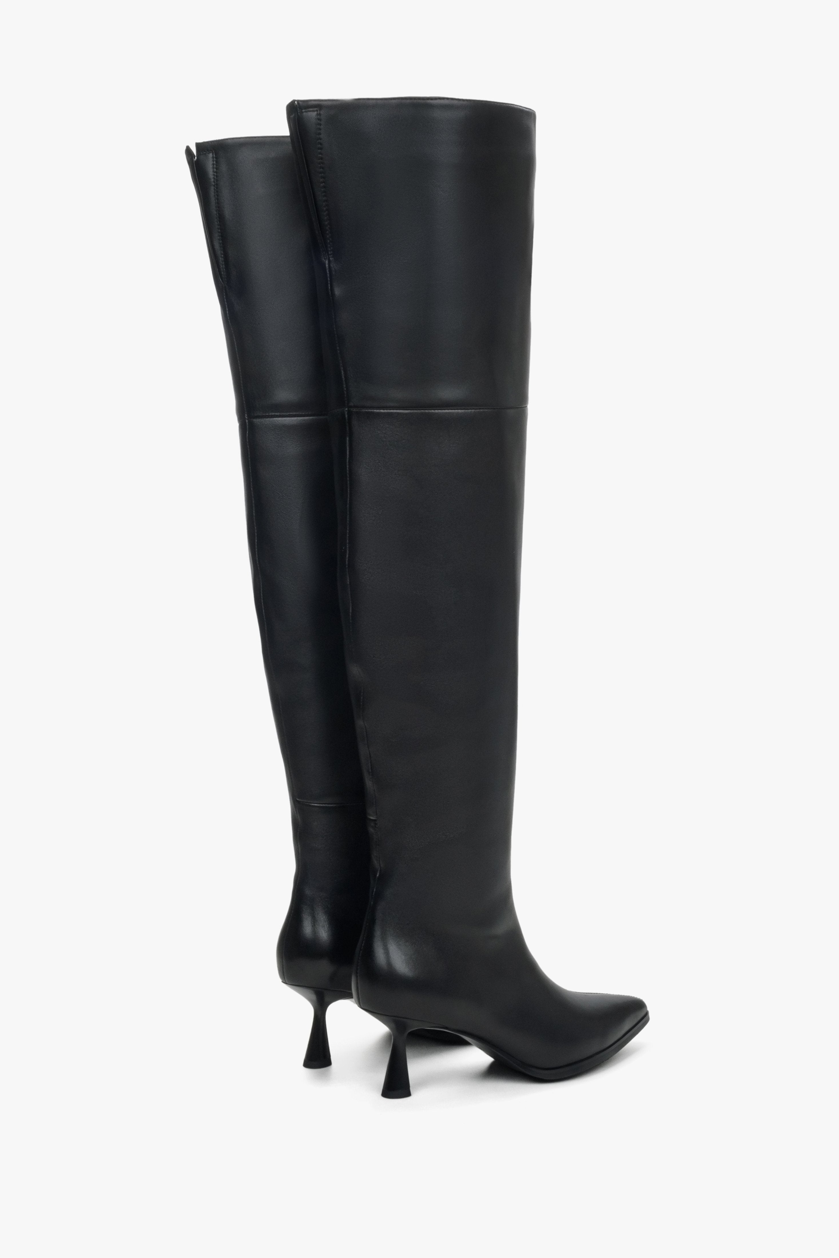 High upper boots in black- shoe heel line.