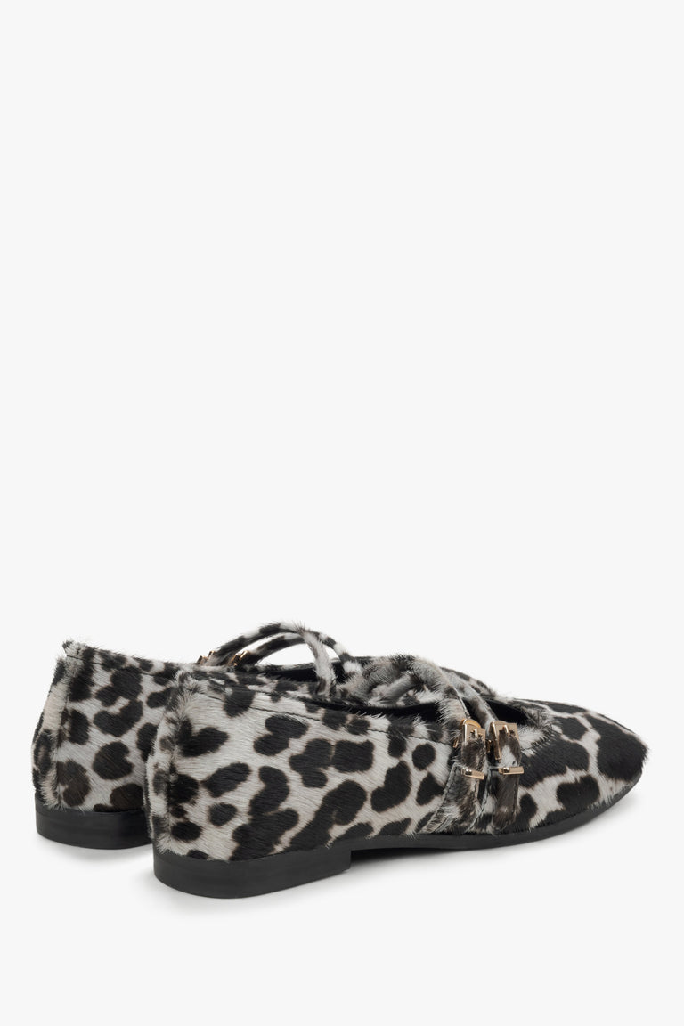 Women's ballet flats with a leopard print buckle - close-up of the heel.