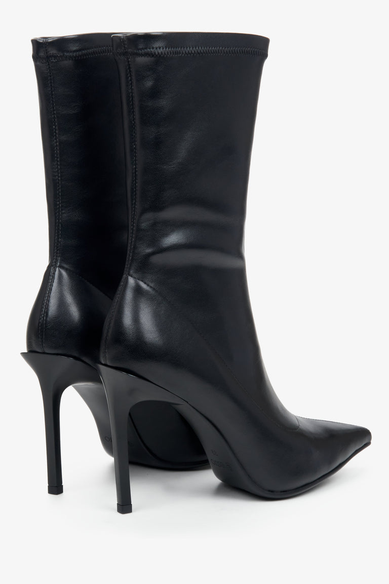 Women's ankle boots with an elevated upper in black by Estro - close-up on the side line of the shoe.