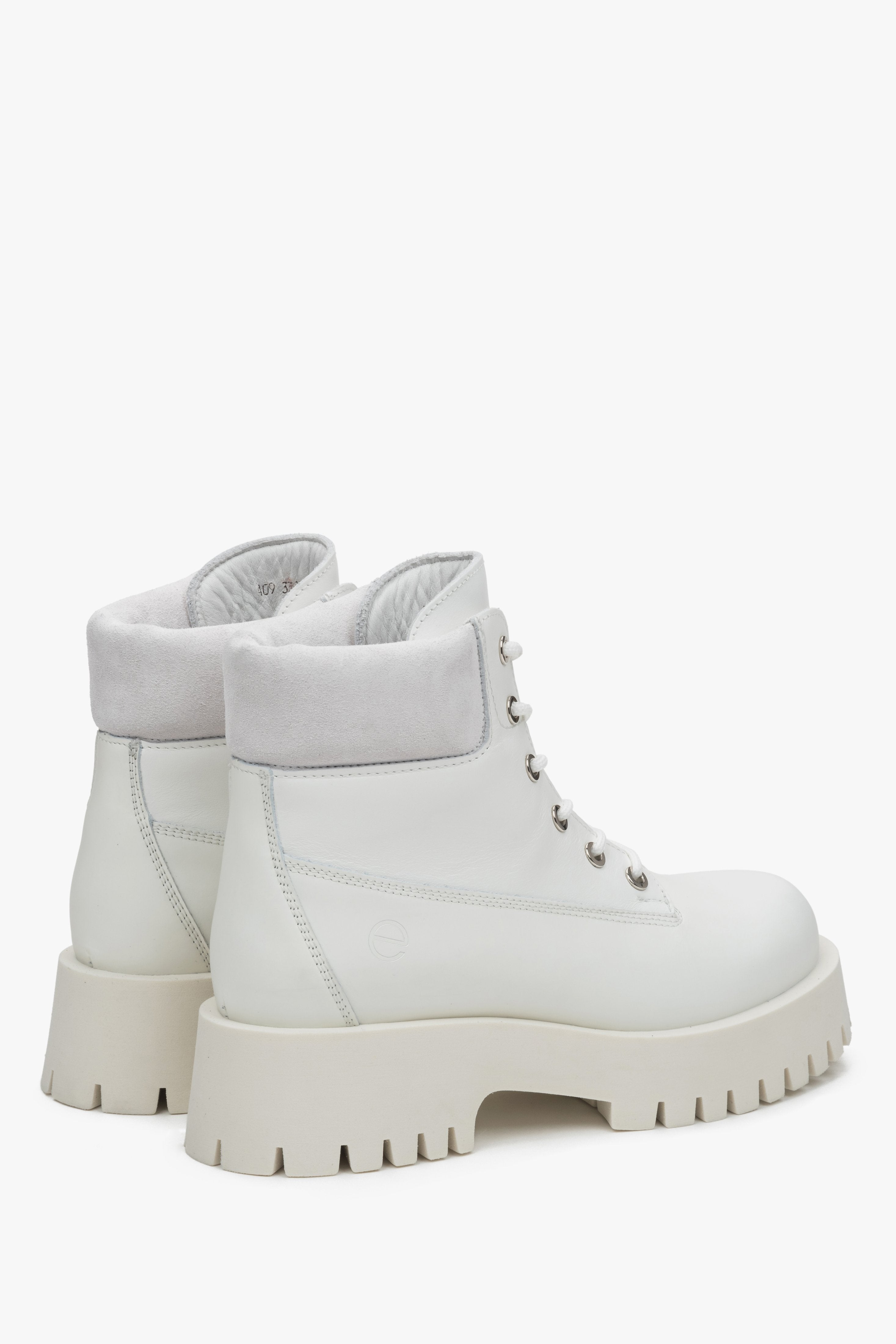 White leather women's ankle boots Estro - close-up of the heel and side line of the shoes.