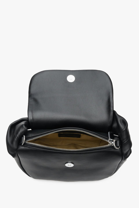 Women's handbag in black made of genuine leather by Estro - close-up on the interior view.