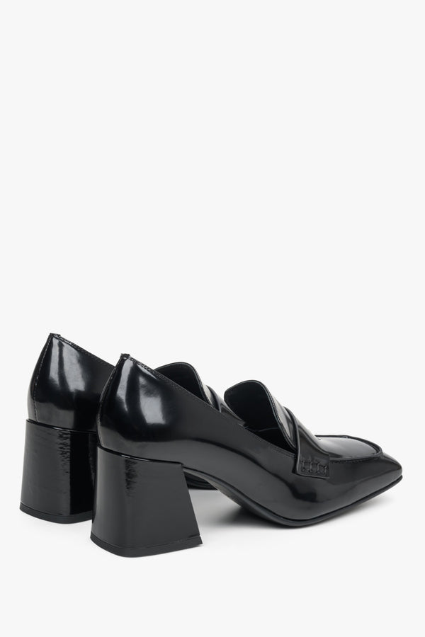 Leather women's pumps with a block heel in black by Estro - close-up on the heel.