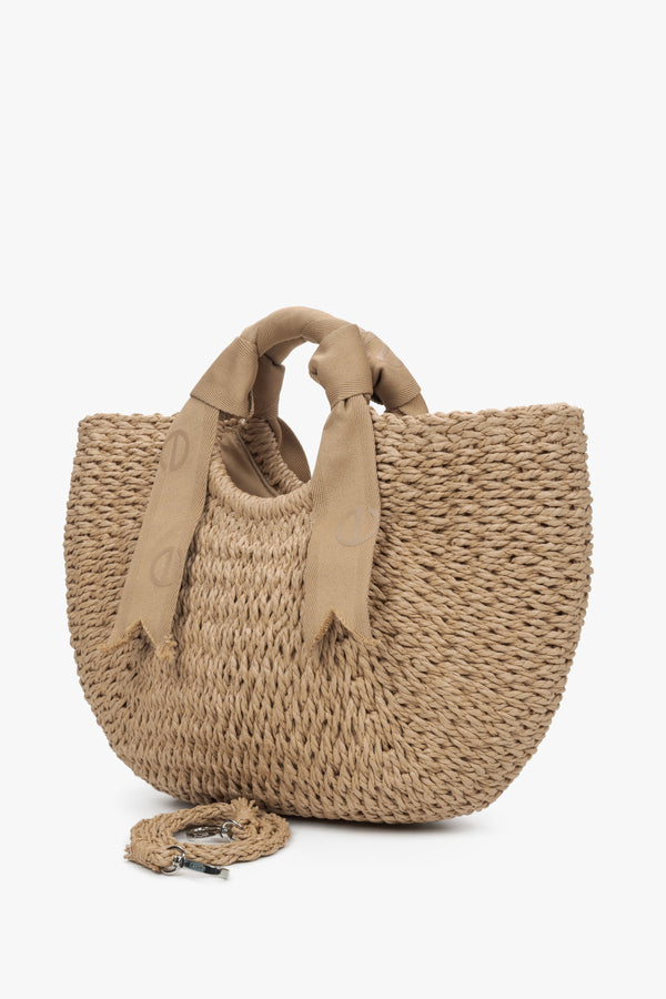 Estro women's woven bag with beige handle.