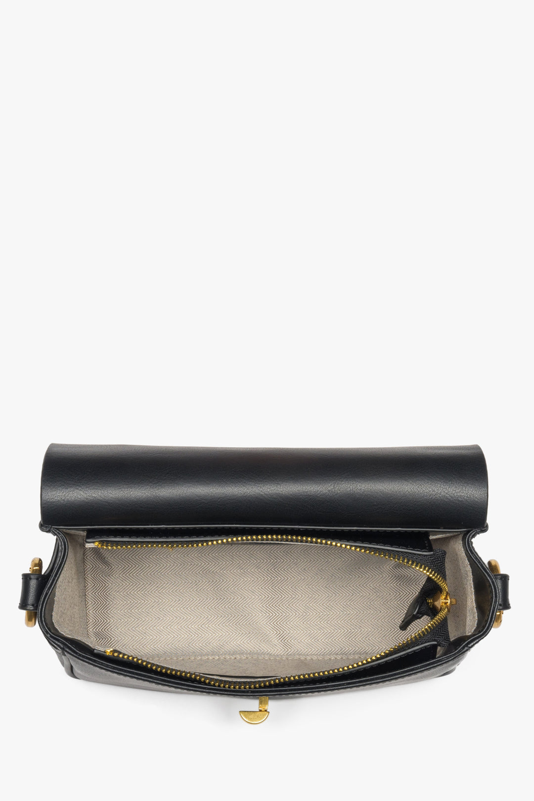 Women's handbag in black made of genuine leather by Estro - close-up on the interior view.