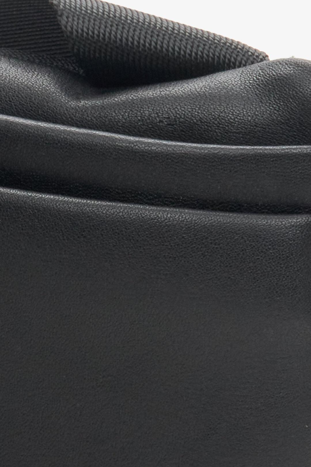 Men's  black waist bag made of genuine leather by Estro - close-up on the detail.