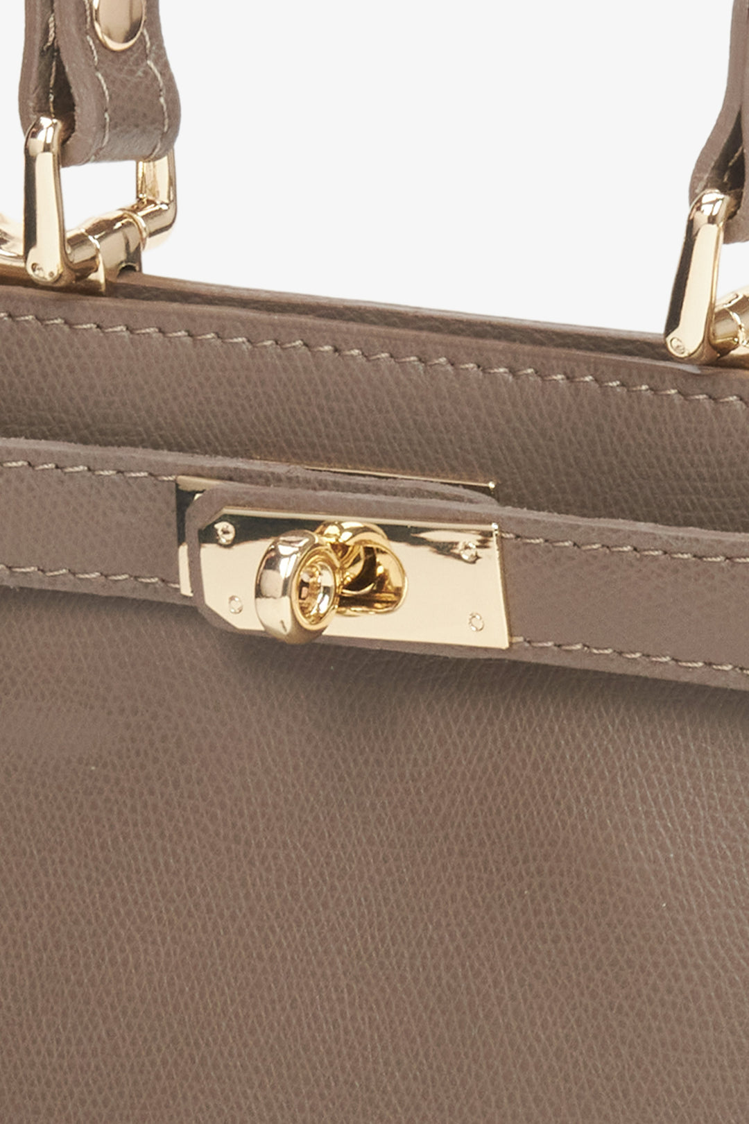 Brown satchel created by Italian genuine leather by Premium Estro - close-up on the detail.