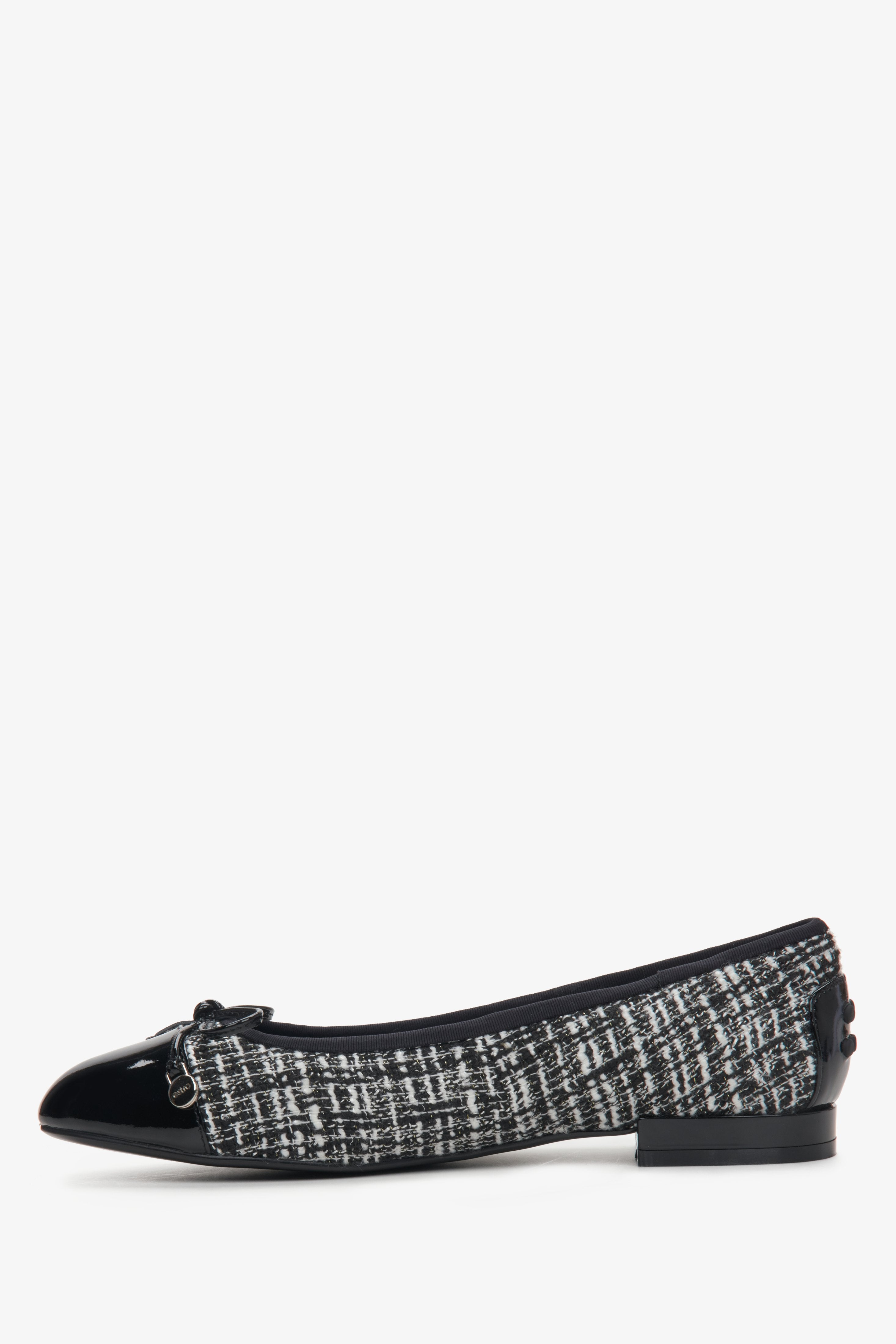 Women's ballet flats in black and white combined materials by Estro.