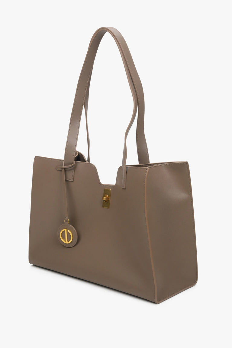 Women's brown leather shopper bag by Estro.