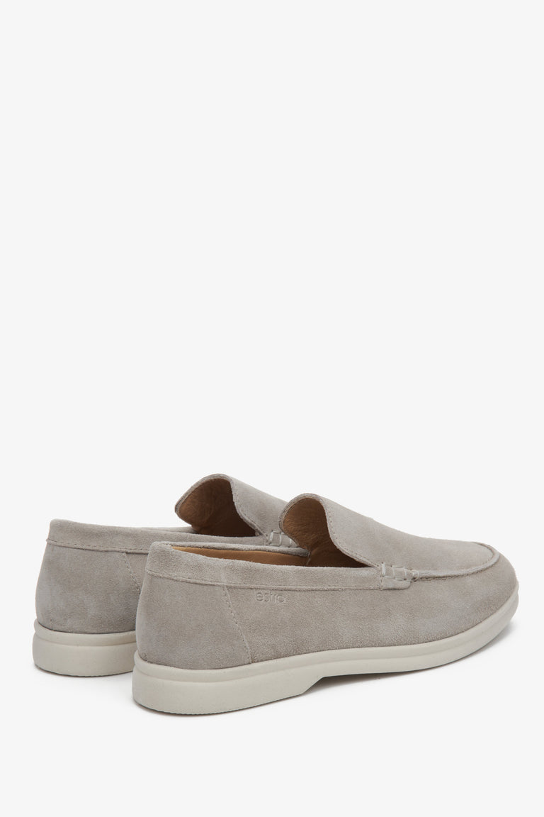Women's loafers in light grey velour - presentation of the back part of the footwear.