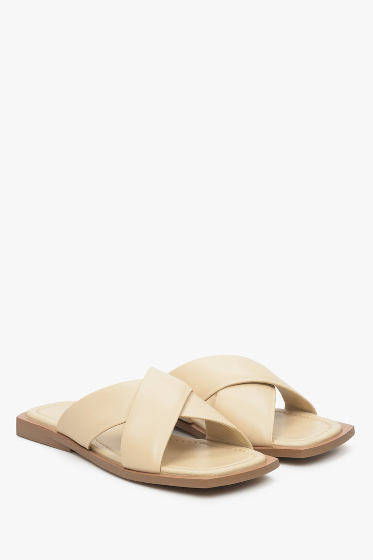 Women's beige flat slide sandals made of genuine leather, Estro brand.