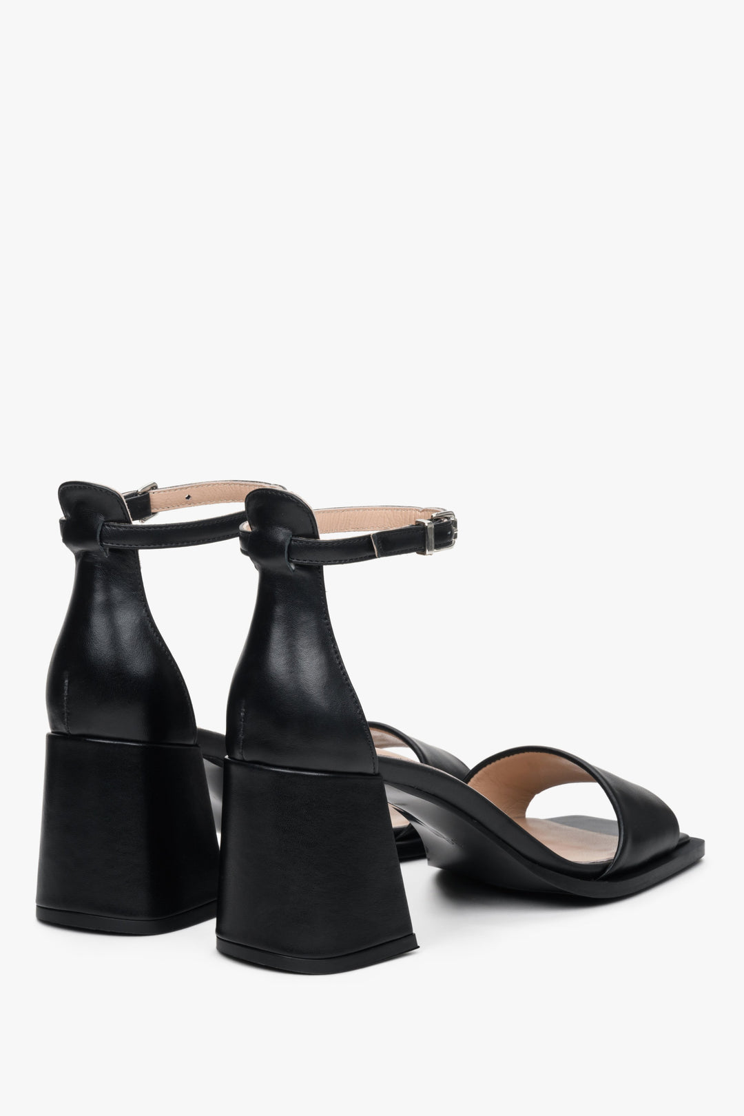 Women's leather Estro sandals with a block heel in black colour - close-up of the heel.