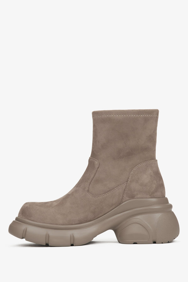 Women’s beige chelsea boots made of Italian velour on a flexible platform Estro - profile view.