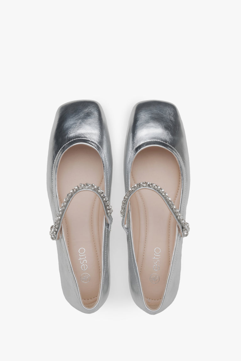 Estro women's silver ballet flats with decorative buckle - top view presentation.