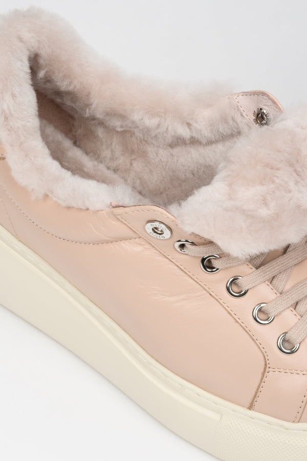 Women's beige winter sneakers Estro ER00112117 - close-up on the furry lining of the shoe.