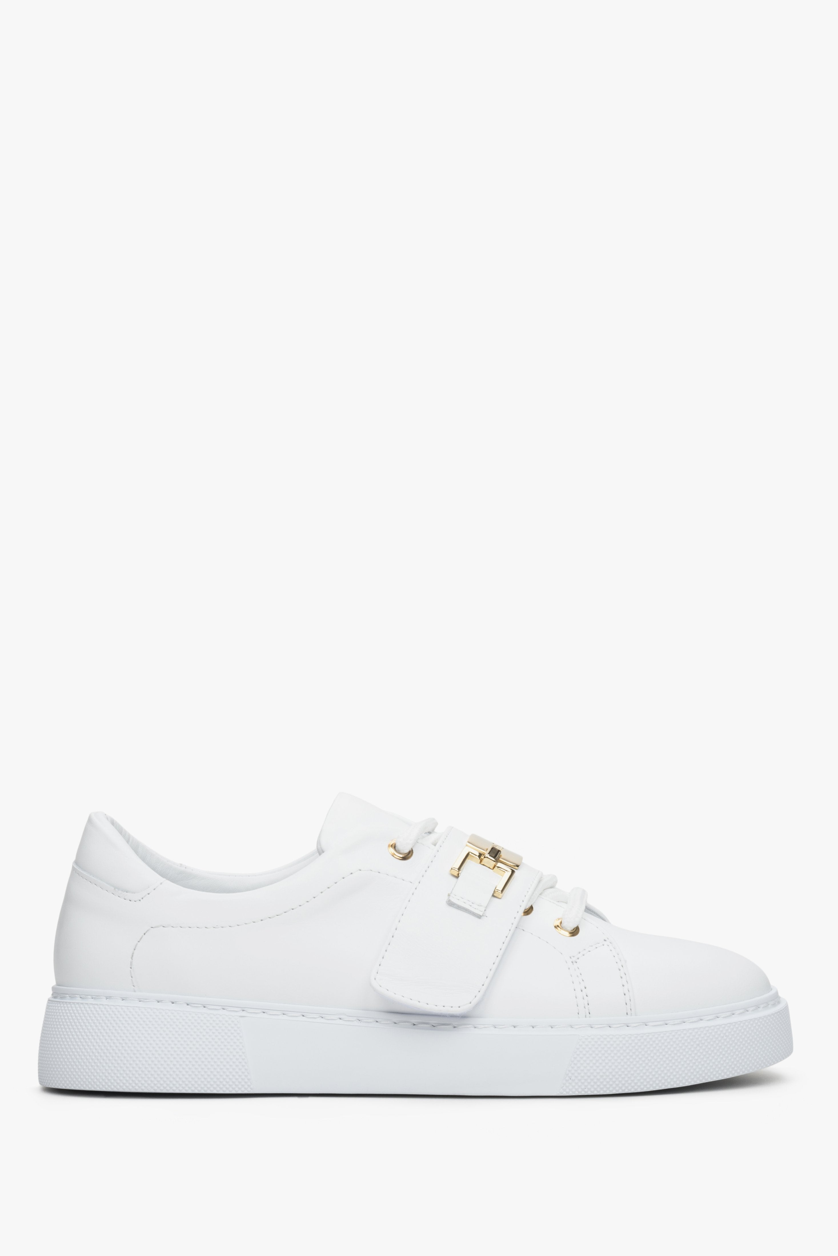 Women's white leather sneakers by Estro with a gold embellishment - shoe profile.