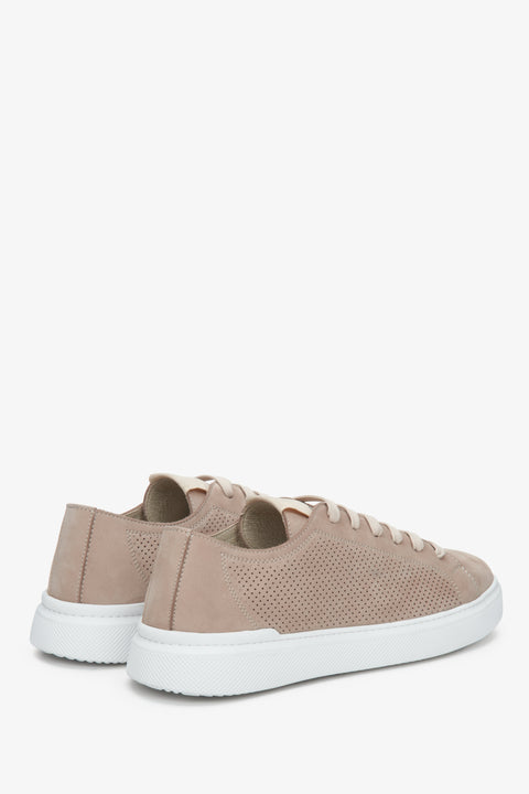 Men's beige sneakers, laced up by Estro brand - presentation of the sideline and heel counter.