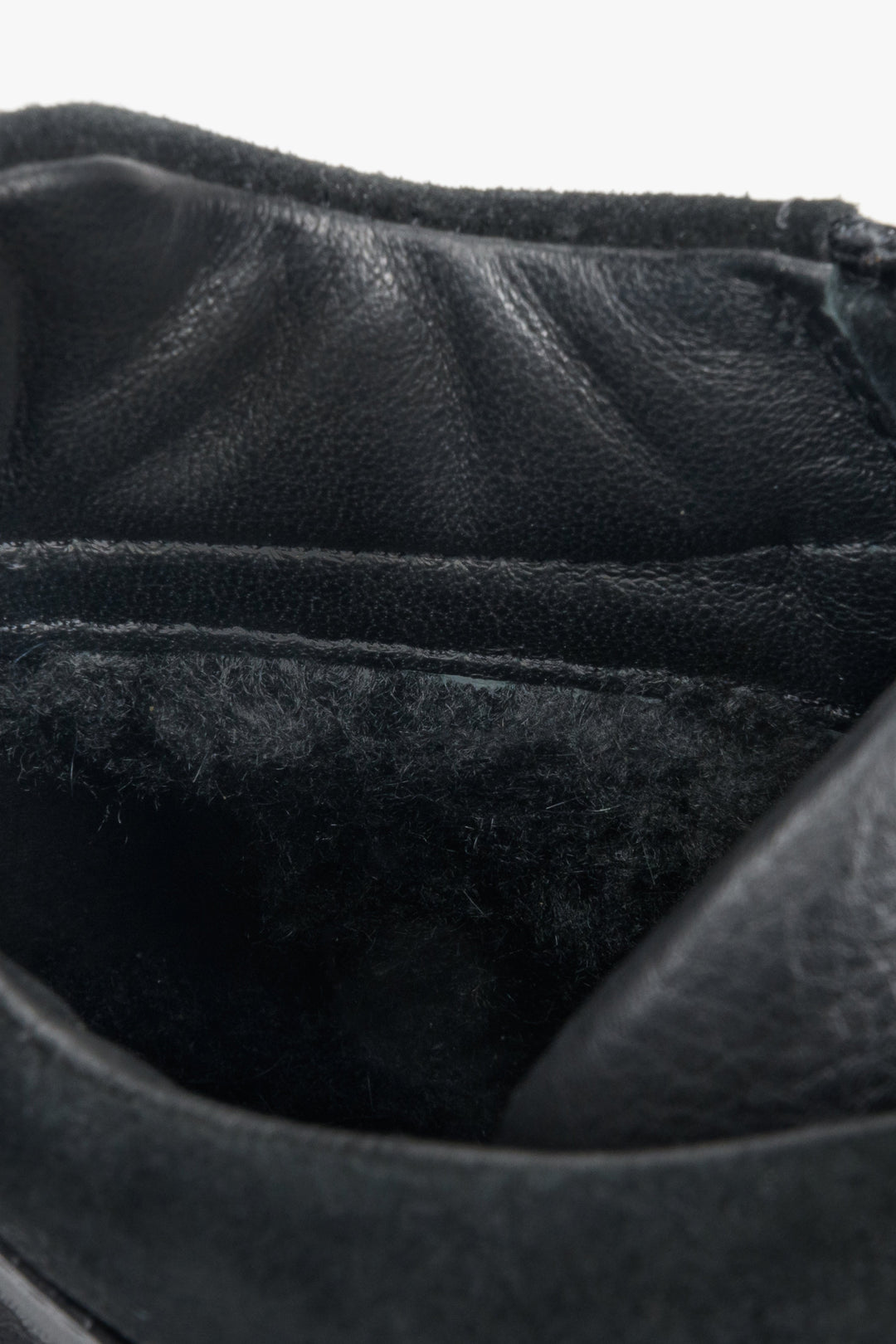 Winter high-top men's sneakers by Estro made of genuine leather - close-up on the inside of the shoe.