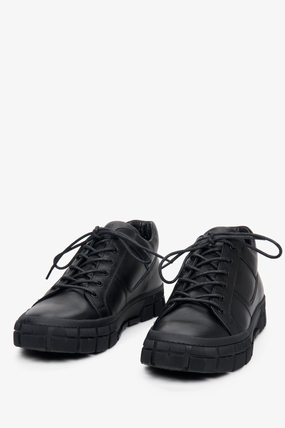 Estro brand black leather men's lace-up shoes - presentation of shoe toe.