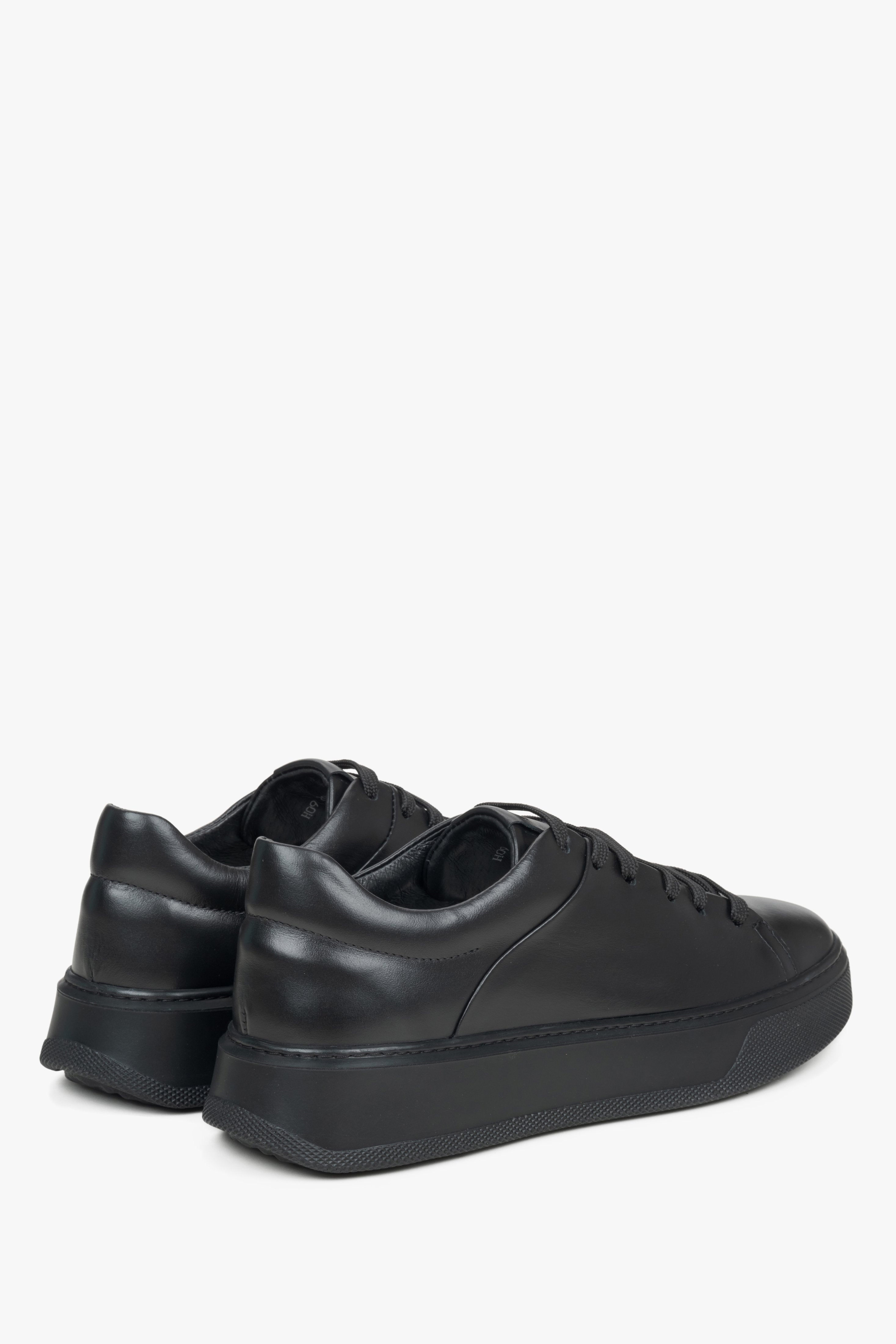 Black leather women's sneakers Estro - close-up of the heel and side profile of the shoe.