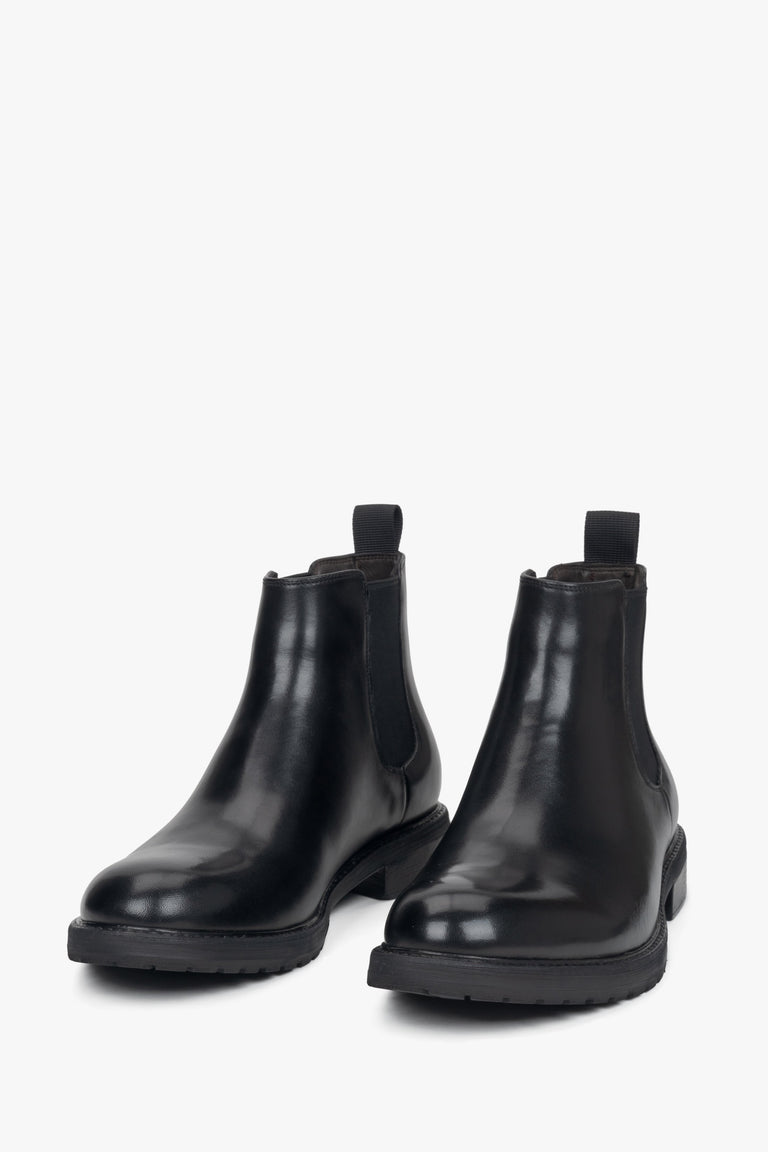 Men's black leather Chelsea boots by Estro – front view of the model.