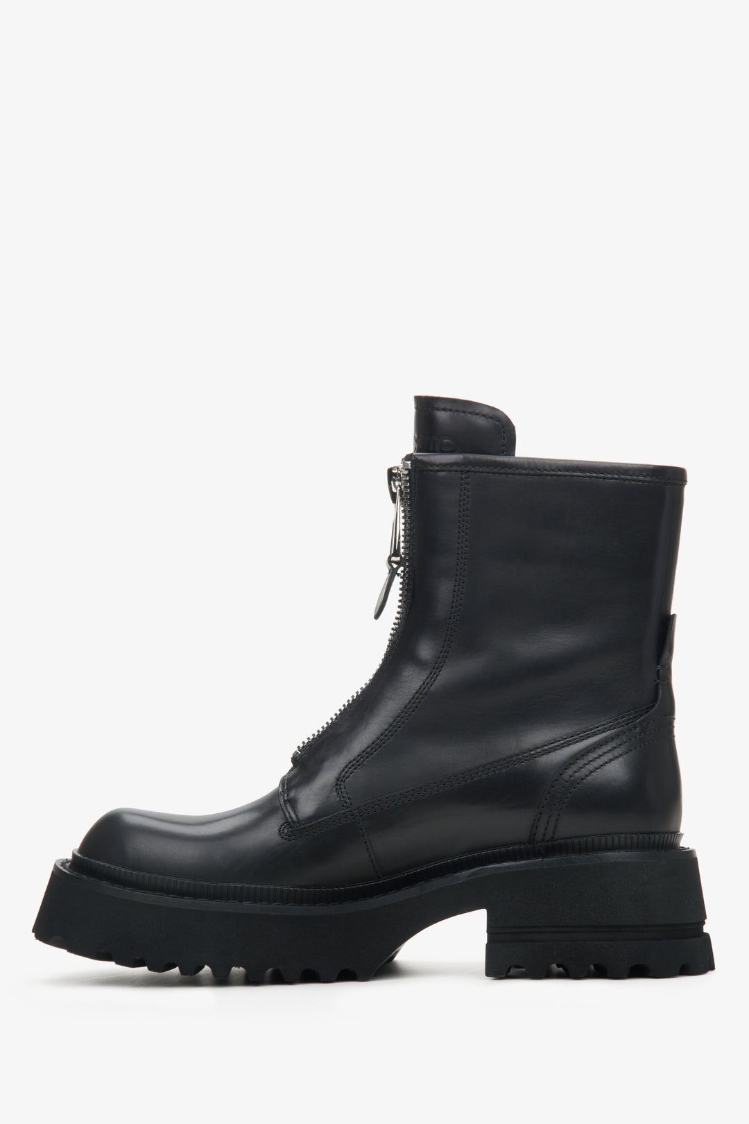 Women's boots by Estro with a silver zipper made of genuine leather - shoe profile.