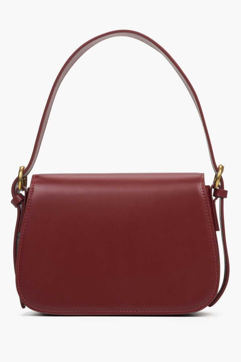 Women's leather burgundy shoulder bag by Estro - back view.