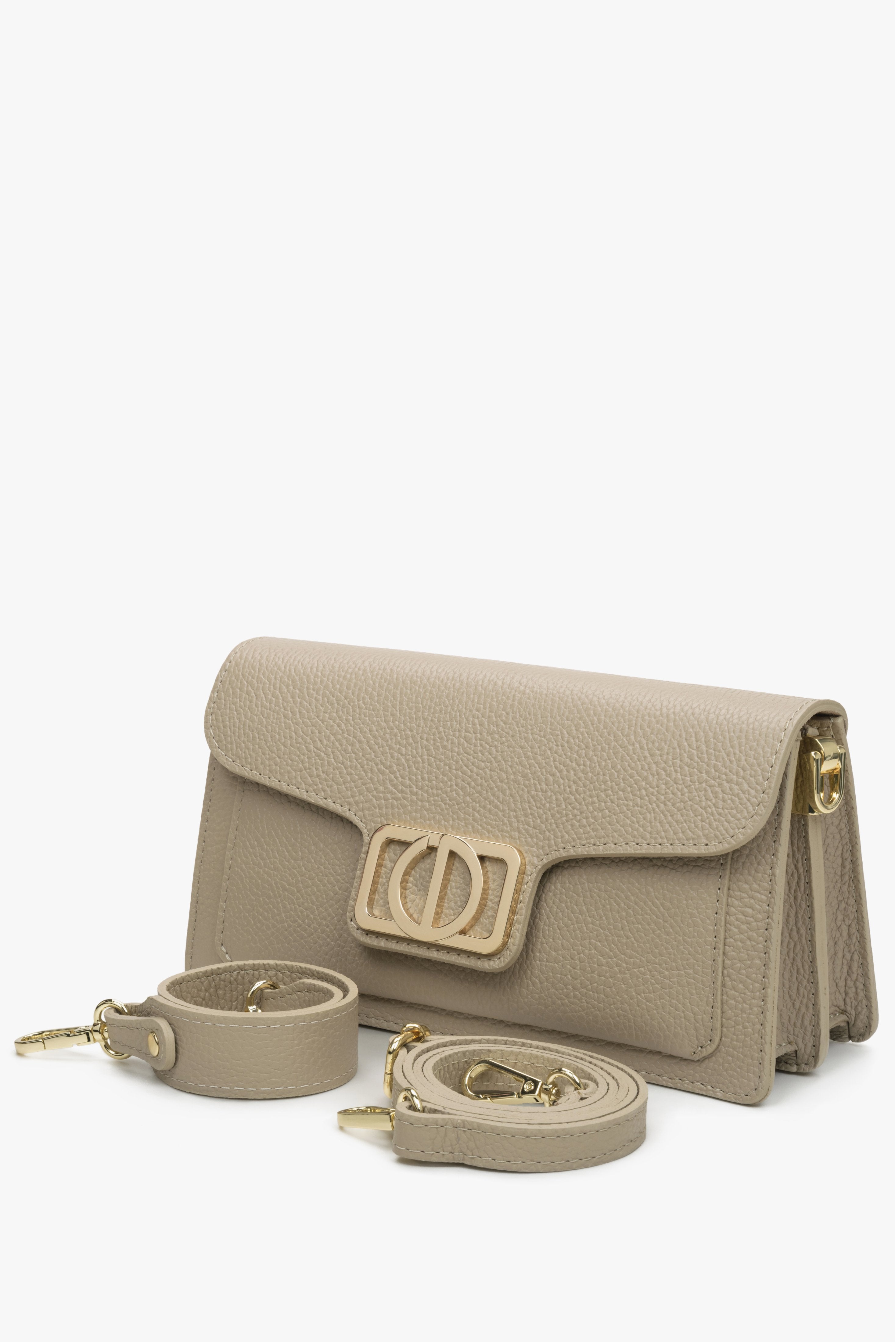 Estro women's beige leather shoulder bag.