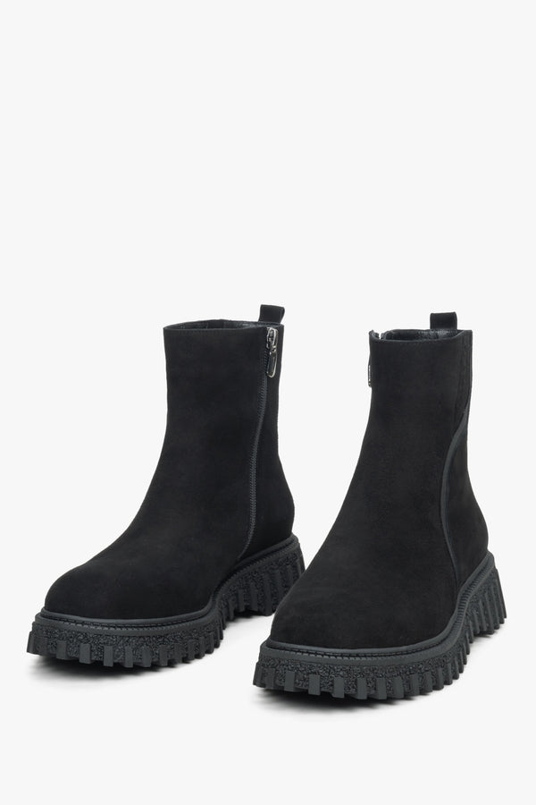 Women's black velour ankle boots Estro - presentation of the shoe toeline.