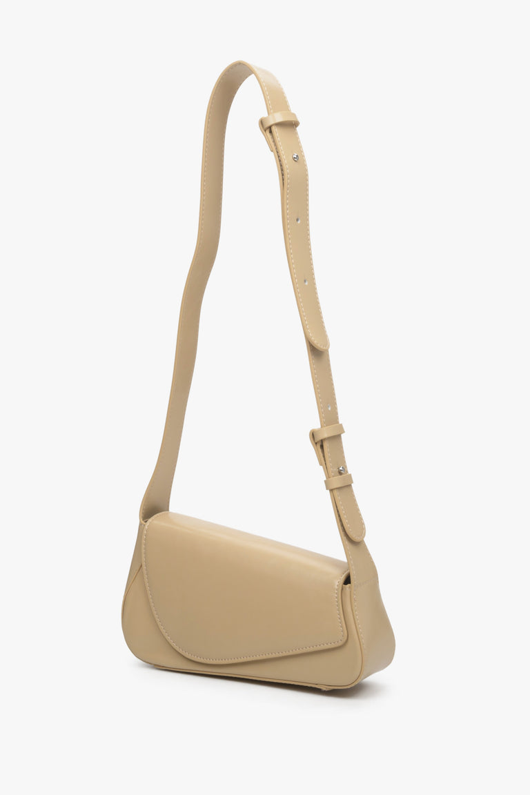 Estro's women's beige baguette bag made of genuine leather.