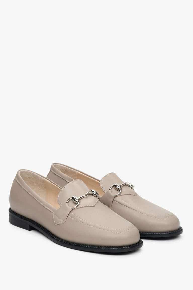 Beige women's loafers with gold buckle Estro.