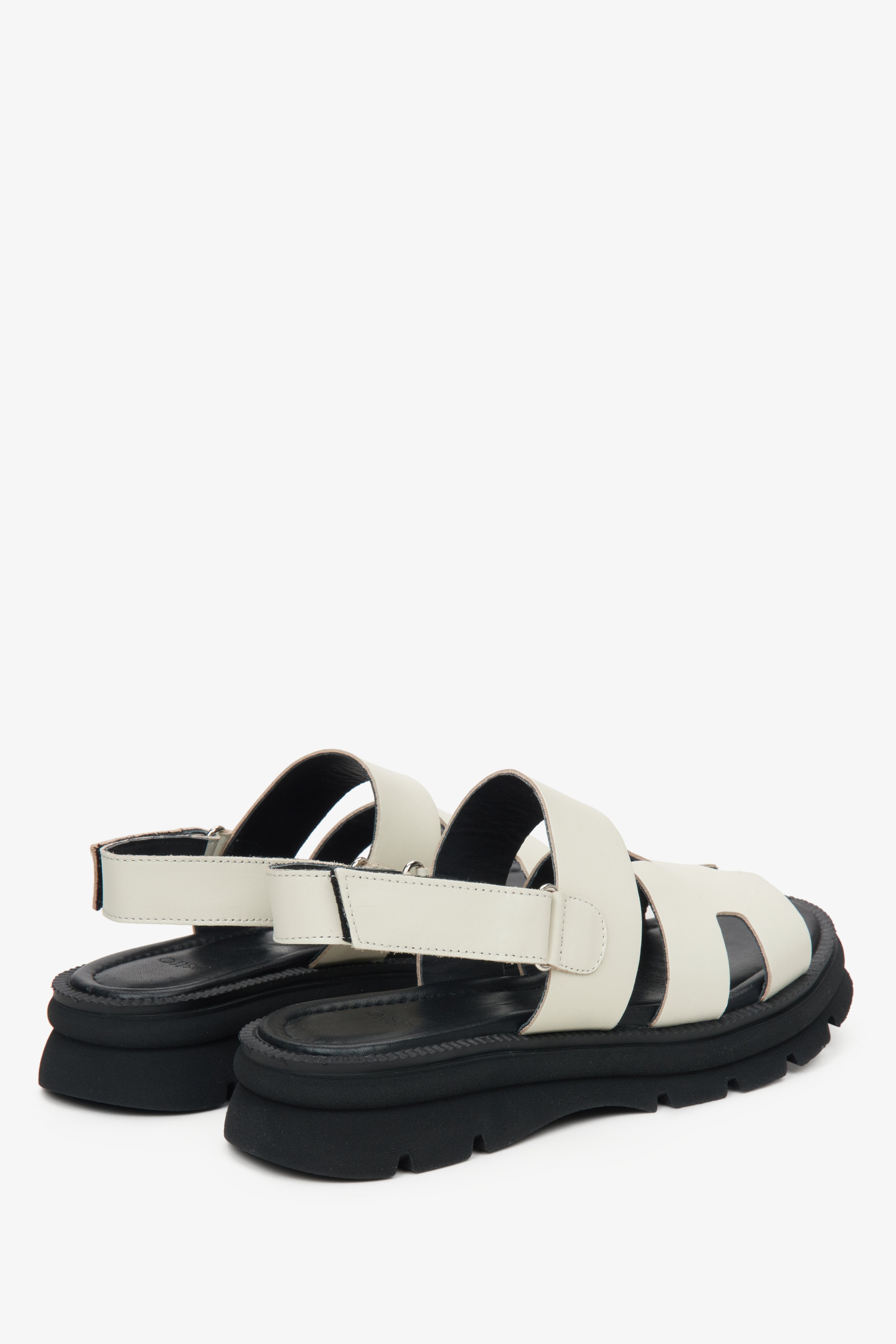 Women's white leather sandals by Estro - close-up on the heel.