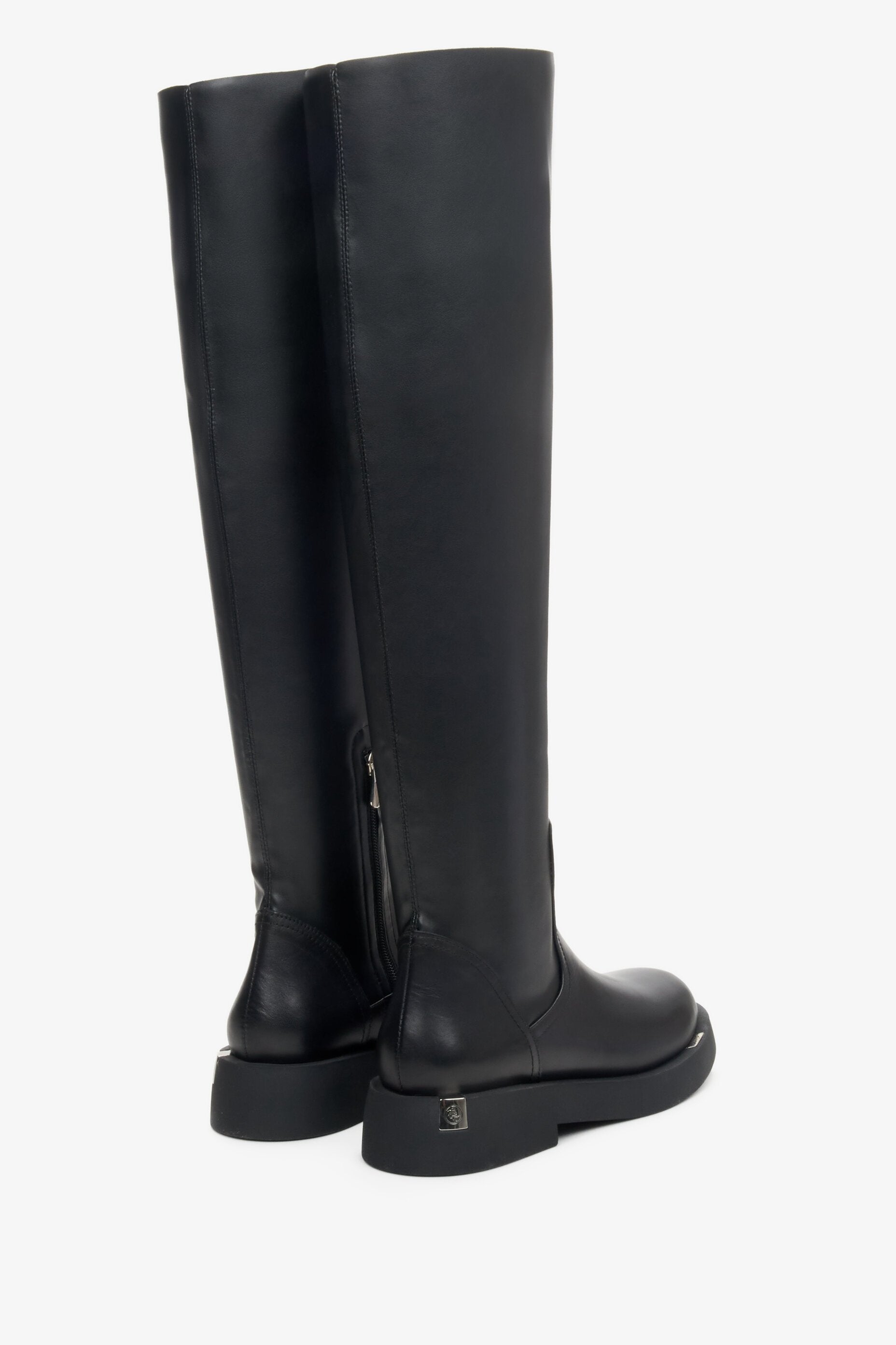 Women's high-top boots in black leather - a close-up o the shoes' back.