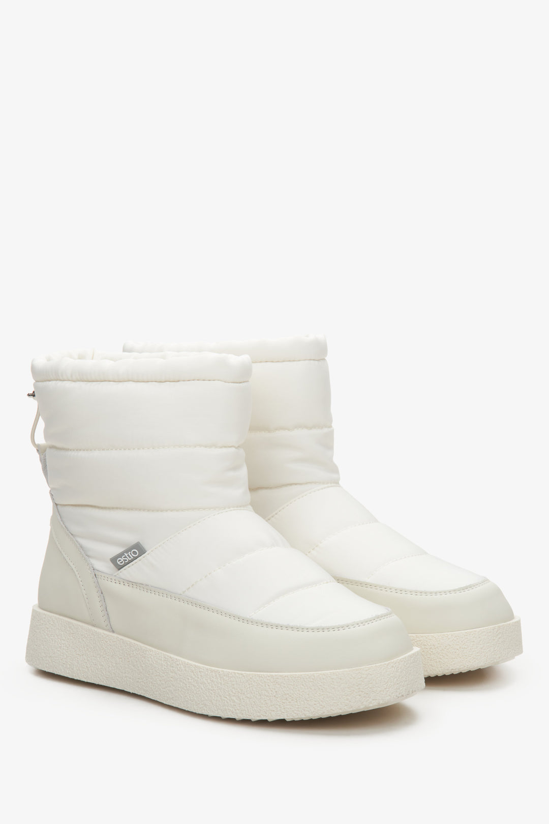 Women's leather snow boots in light beige with fur lining by Estro.