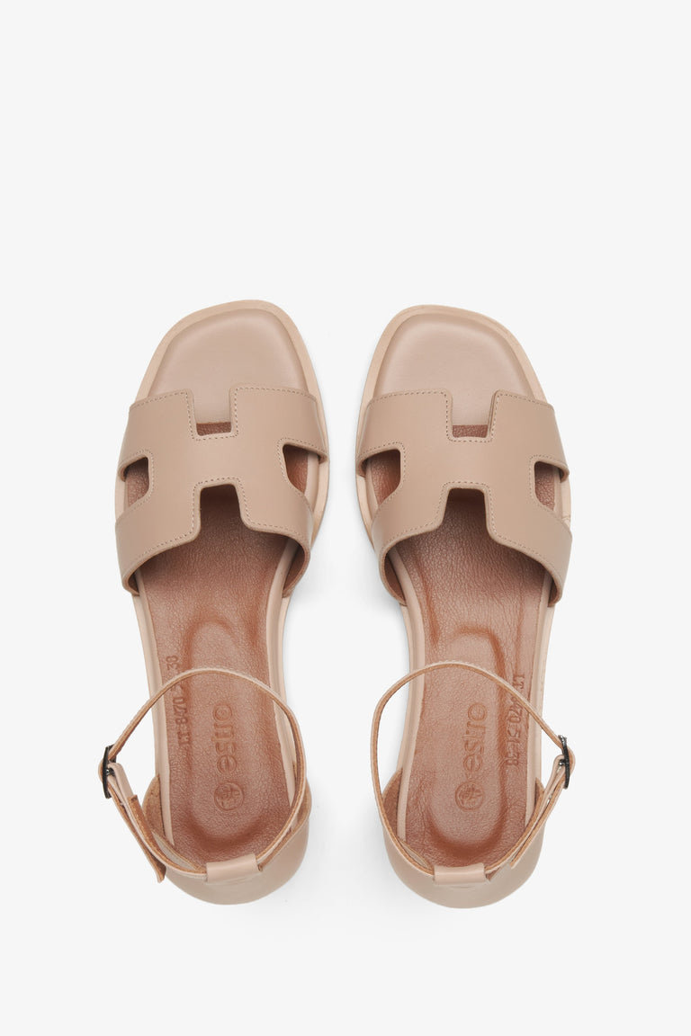 Estro women's beige leather sandals  - top view presentation.