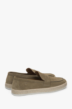 Estro khaki men's velour moccasins - close-up on the side line and heel counter of the shoes.